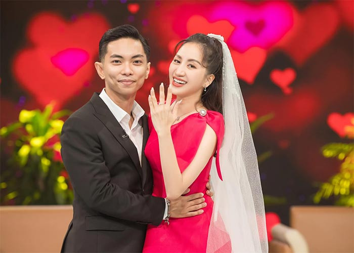 Trong 13 năm yêu nhau và chung sống, Khánh Thi và Phan Hiển luôn mâu thuẫn, đặc biệt khi Khánh Thi bị trầm cảm sau hai lần sinh con. Phan Hiển đã phải học cách thích nghi với hoàn cảnh, ở bên cạnh làm điểm tựa cho Khánh Thi. (Ảnh: FBNV)