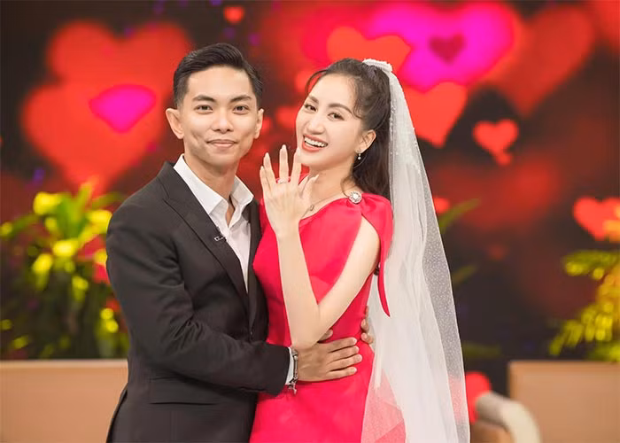 Trong 13 năm yêu nhau và chung sống, Khánh Thi và Phan Hiển luôn mâu thuẫn, đặc biệt khi Khánh Thi bị trầm cảm sau hai lần sinh con. Phan Hiển đã phải học cách thích nghi với hoàn cảnh, ở bên cạnh làm điểm tựa cho Khánh Thi. (Ảnh: FBNV)