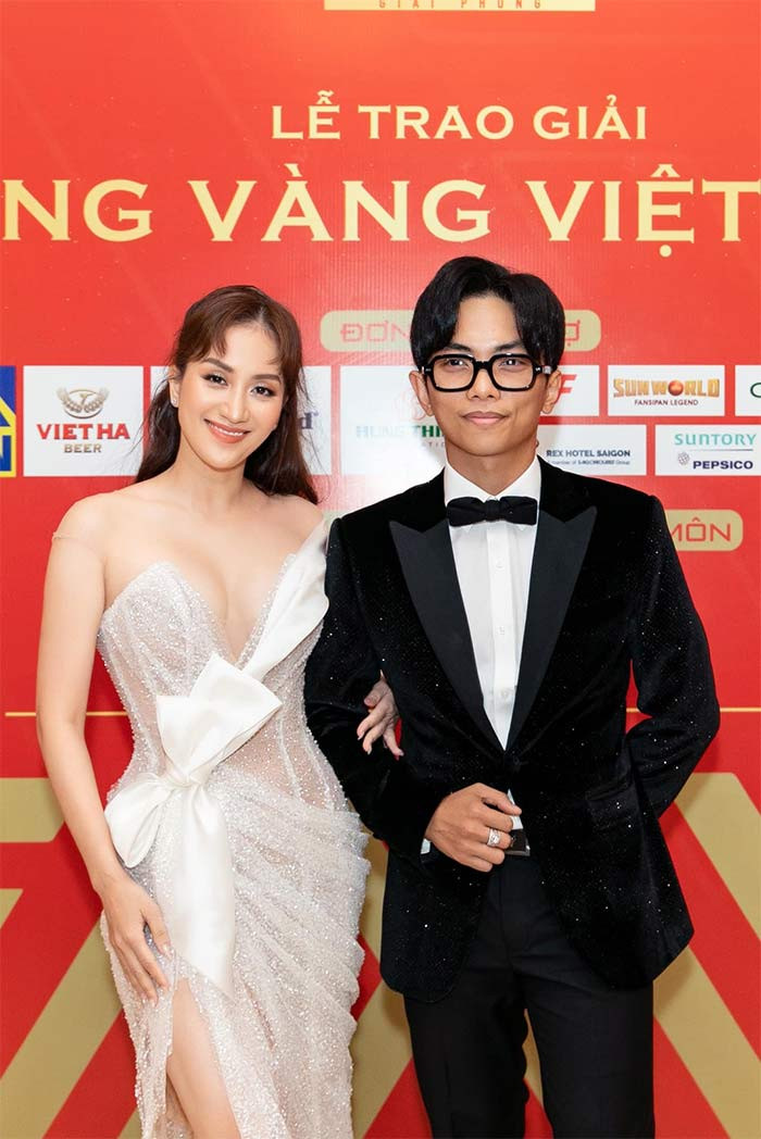 Trong quá trình học tập, tập luyện cùng nhau, Khánh Thi - Phan Hiển này sinh tình cảm dù Khánh Thi hơn Phan Hiển 12 tuổi. Tuy nhiên sự chênh lệch tuổi tác khiến mối tình của hai người không được suôn sẻ, trong thời gian yêu nhau bí mật cả hai nhiều lần chia tay rồi tái hợp. (Ảnh: FBNV)