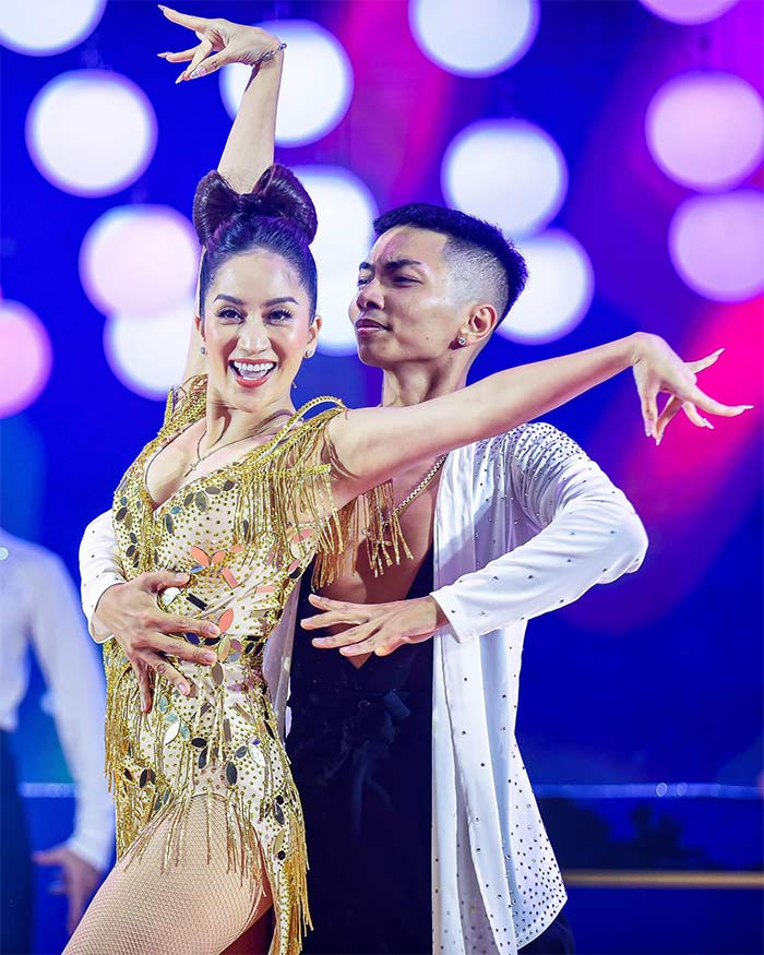 Từ cô trò, họ trở thành bạn nhảy của nhau và năm 2009, Khánh Thi - Phan Hiển đạt giải vô địch quốc gia và 2 huy chương vàng châu Á. (Ảnh: FBNV)