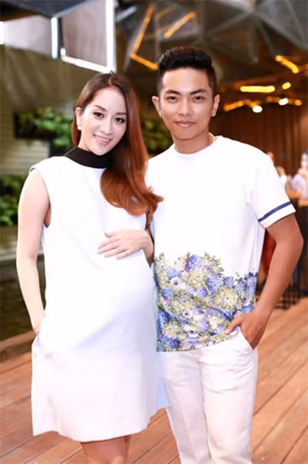 Cuối năm 2014, Khánh Thi mang thai con đầu lòng, nhưng không tiết lộ danh tính cha em bé. Trước áp lực dư luận, Khánh Thi bị động thai và thời điểm đó Phan Hiển quyết định dọn ra ở cùng bạn gái để chăm sóc cho cô. (Ảnh: VTV)