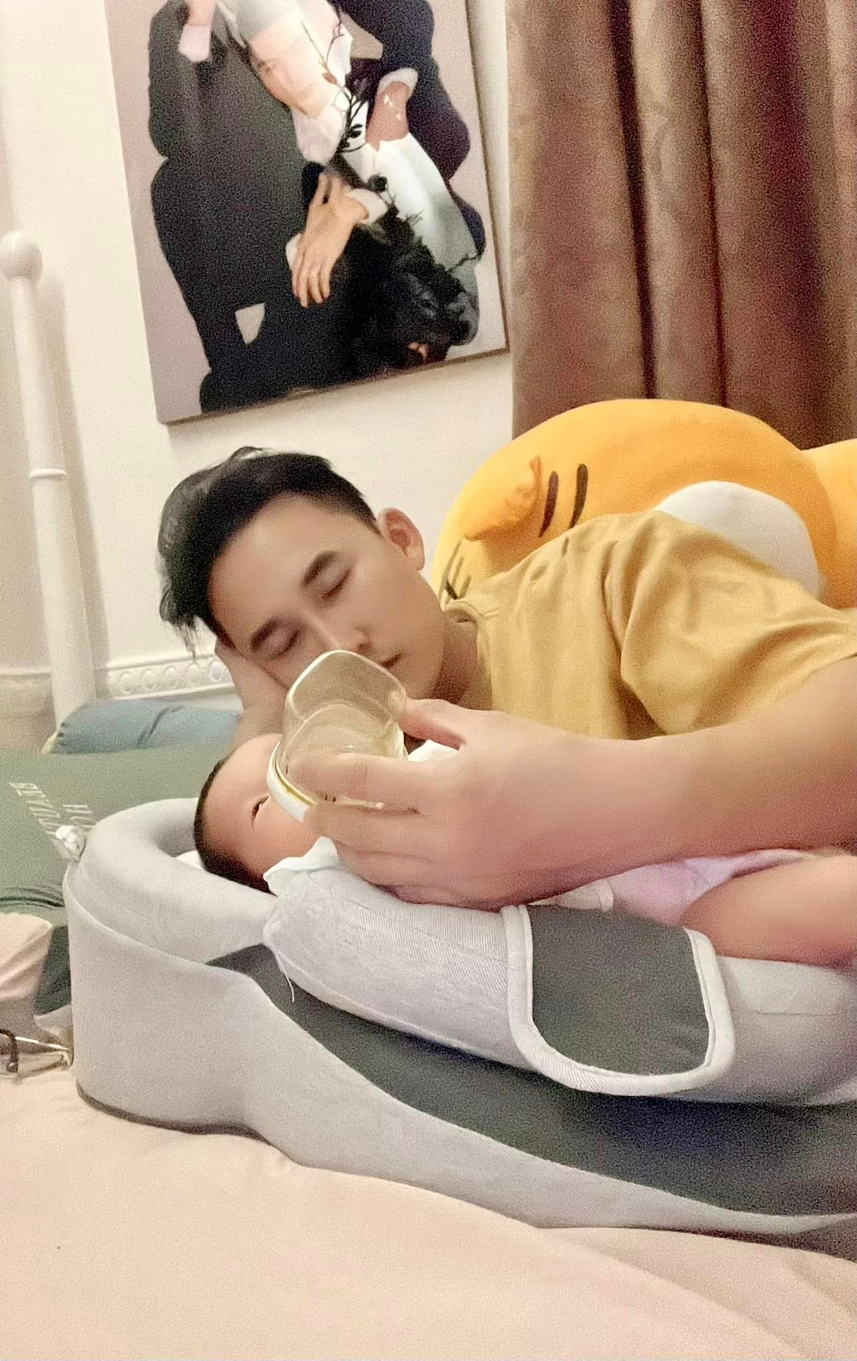 Trong livestream gần đây, ca sĩ Thanh Đoàn vừa hát ru con cực khéo vừa chia sẻ: "Bây giờ đang là 1 giờ sáng. Nhiều anh chị có thắc mắc là sao Đoàn và Quang ẵm bé hoài bé quen hơi thì sao? Thật ra, ban ngày hai con không đòi bế. Đặc biệt là lúc biết ba sắp làm việc. Đoàn chỉ cần tâm sự: "Con gái à, con trai à, con nằm đây ngoan nha, ba livestream ba kiếm tiền nuôi con nha!" là hai con như hiểu được. Buổi tối, chỉ cần ru chút xíu là con ngủ".