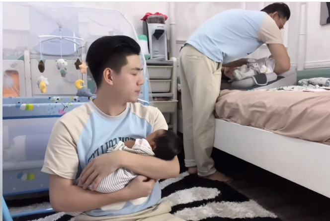 Đầu tháng 12, Hà Trí Quang và người yêu đồng giới sang Thái Lan đón cặp song sinh một trai, một gái chào đời nhờ phương pháp thụ tinh trong ống nghiệm. Hai bé được đặt tên ở nhà là Ka Ka và Muội Muội.