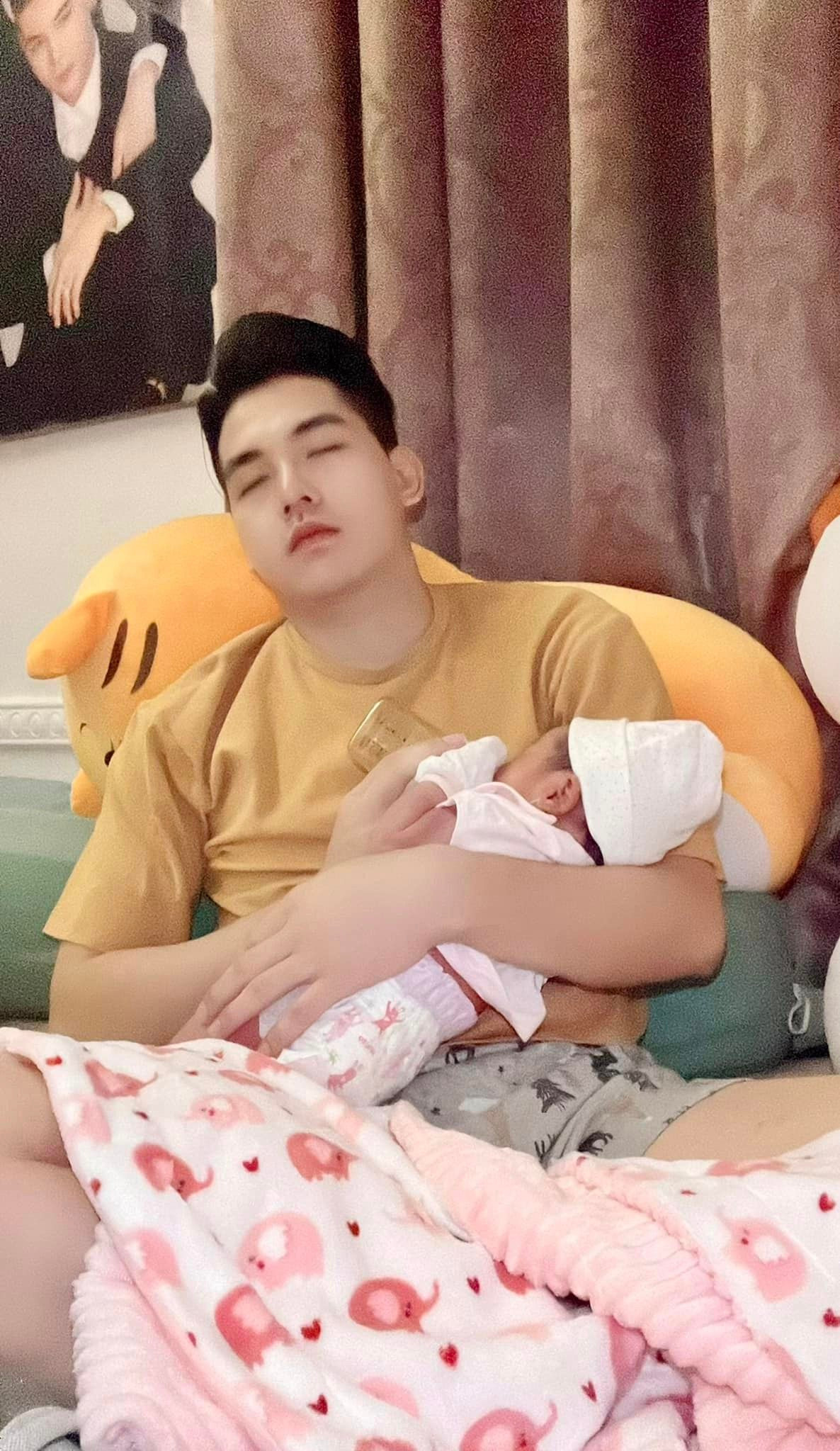 Dù cuộc sống hoàn toàn đảo lộn từ khi có Ka Ka - Muội Muội nhưng hai ông bố đồng giới không thấy mệt mỏi, cùng nhau chăm con.