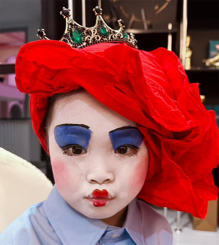 Con gái Pha Lê, bé Ốc, được mẹ hóa trang thành Red Queen (nữ hoàng Đỏ), nhân vật trong Alice In Wonderland (Alice ở xứ sở thần tiên).