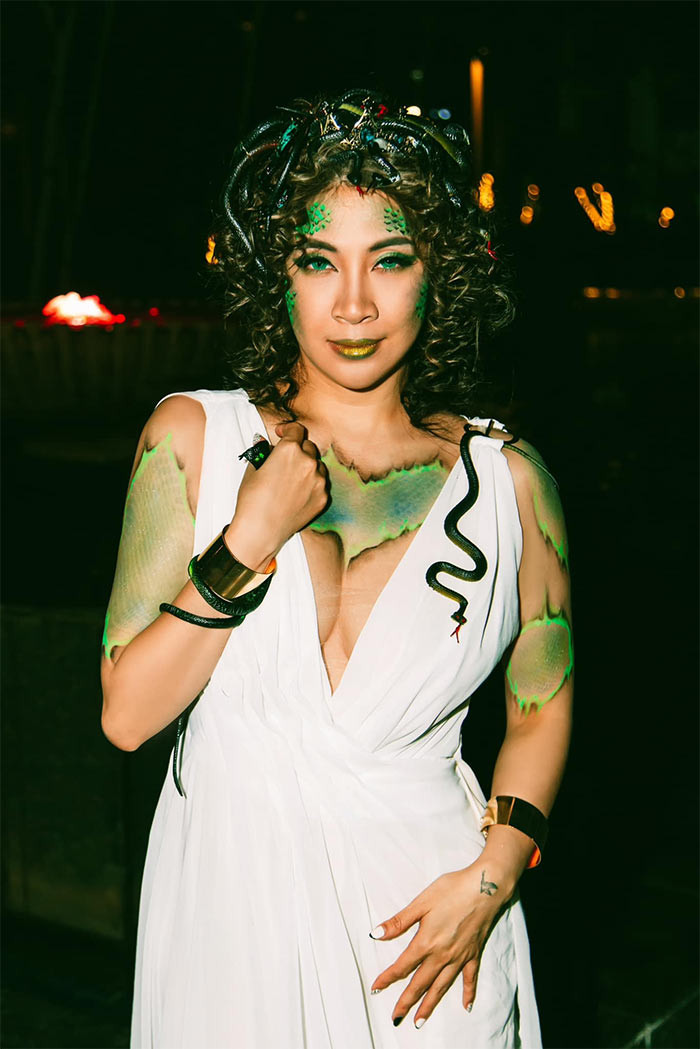 Ca sĩ Pha Lê hóa trang thành quỷ Medusa.