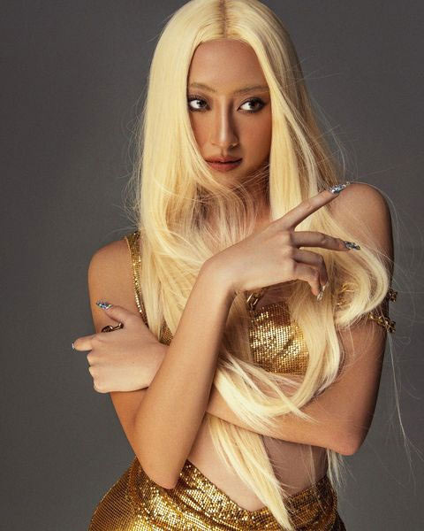 "Cả nhà có đoán ra được Linh đã hoá trang thành nhân vật nào trong dịp Halloween năm nay không ạ? Đó chính là bà Donatella Versace, một người phụ nữ vô cùng mạnh mẽ, đã thay anh trai mình lèo lái con thuyền Versace tới những thành công như bây giờ", Hoa hậu Lương Thùy Linh chia sẻ trên trang cá nhân.