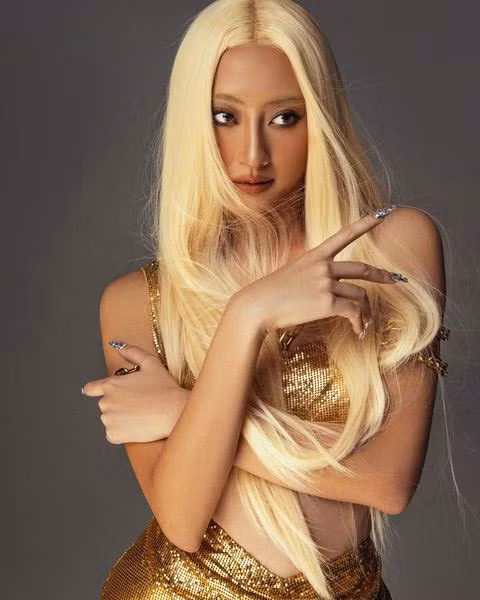 "Cả nhà có đoán ra được Linh đã hoá trang thành nhân vật nào trong dịp Halloween năm nay không ạ? Đó chính là bà Donatella Versace, một người phụ nữ vô cùng mạnh mẽ, đã thay anh trai mình lèo lái con thuyền Versace tới những thành công như bây giờ", Hoa hậu Lương Thùy Linh chia sẻ trên trang cá nhân.