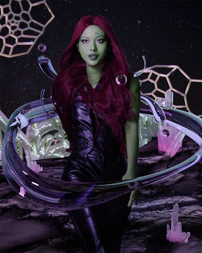 Người mẫu Tú Hảo hóa trang thành Gamora, một nhân vật hư cấu xuất hiện trong truyện tranh Mỹ do Marvel Comics xuất bản.