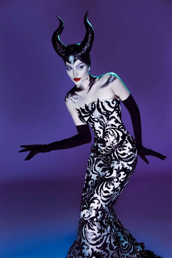 Tú Hảo còn biến hóa thành Maleficent và trông cô y hệt như nhân vật mà Angelina Jolie đã thủ vai trong bộ phim Tiên hắc ám (Maleficent).