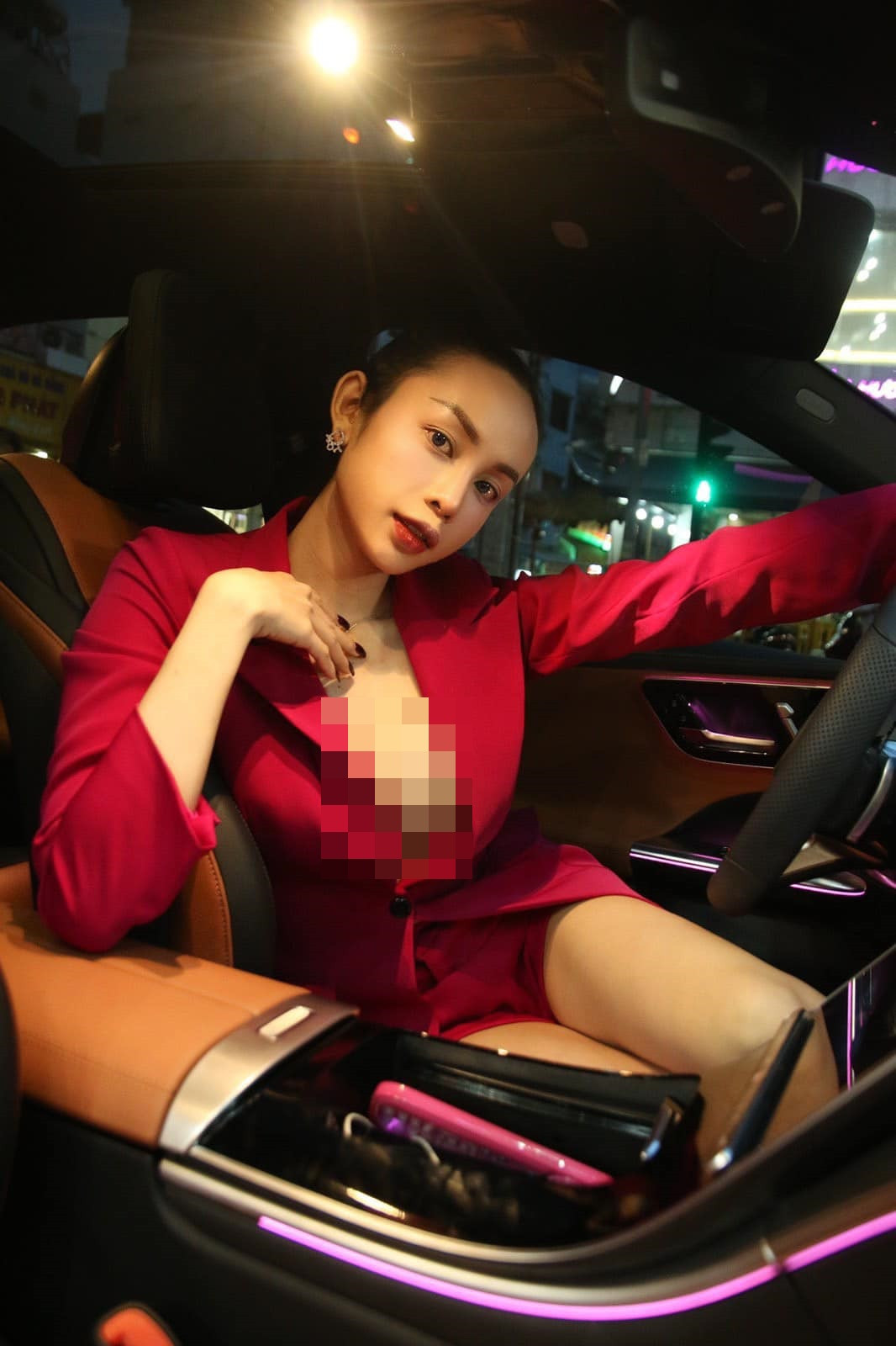 Người đẹp Tiền Giang không ít lần gây "nóng mắt" với mốt "thả rông" khoe vòng 1 quá đà.