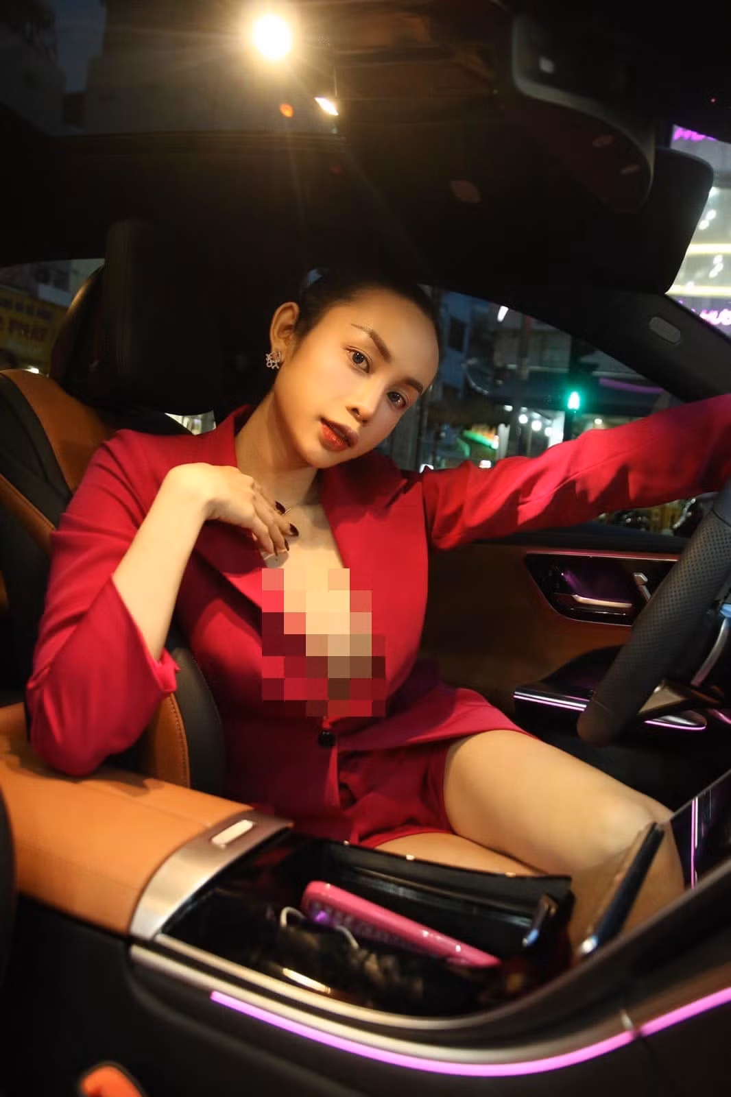 Người đẹp Tiền Giang không ít lần gây "nóng mắt" với mốt "thả rông" khoe vòng 1 quá đà.