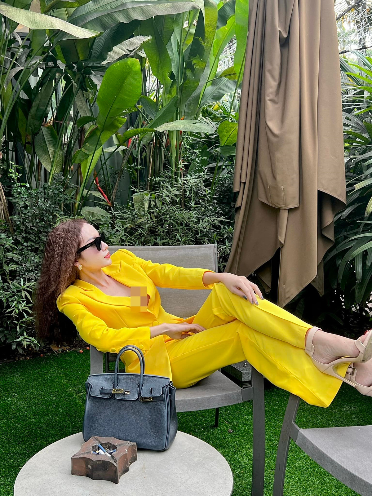 Dù diện đồ công sở kín đáo nhưng mỹ nhân sinh năm 1999 lại táo bạo "thả rông" khoe vòng một.