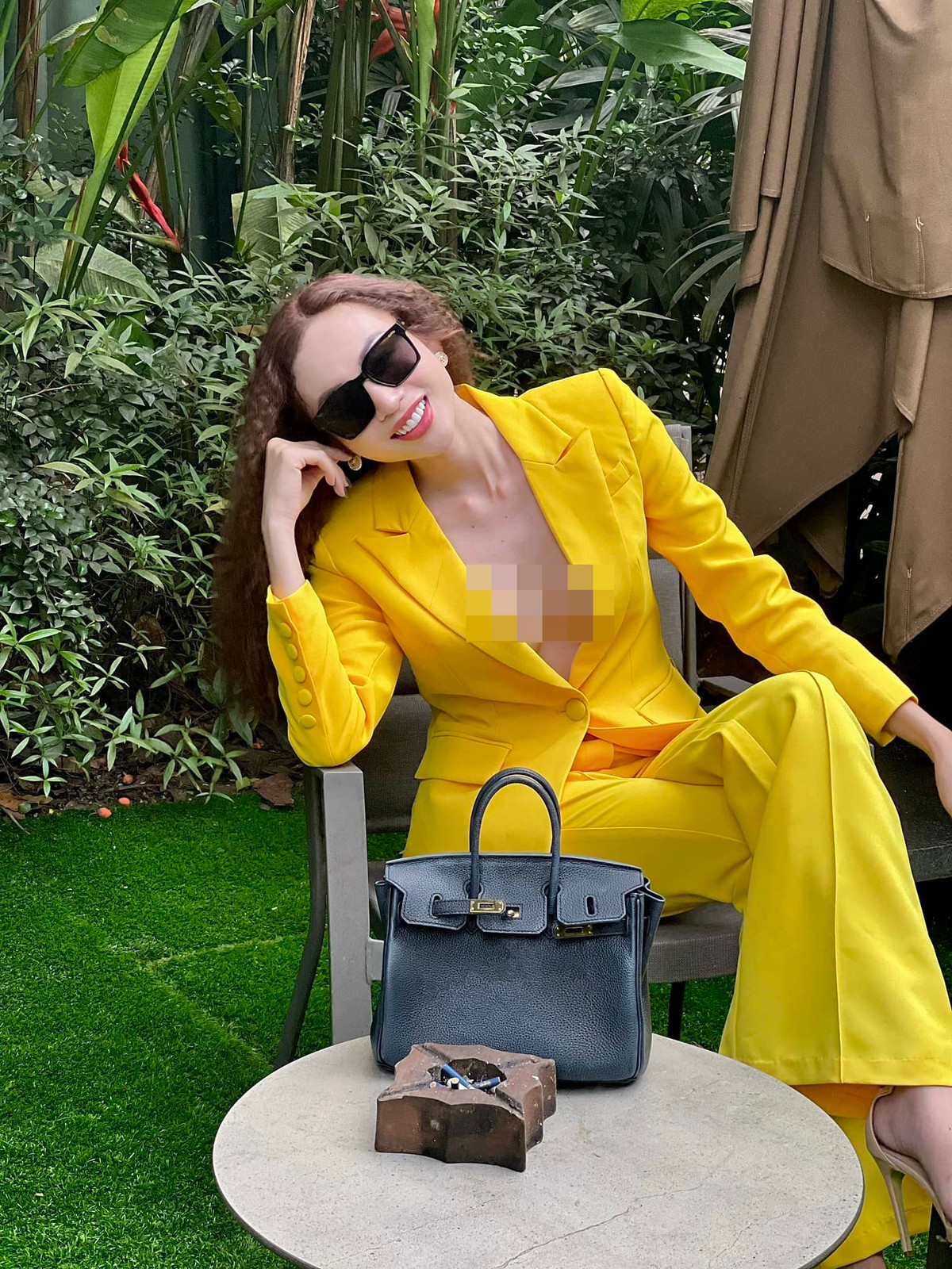 Mới đây, trên trang cá nhân của mình, Á hậu chuyển giới Việt Nam 2020 Lương Mỹ Kỳ show loạt ảnh thời trang với nguyên cây vest vàng nổi bật.