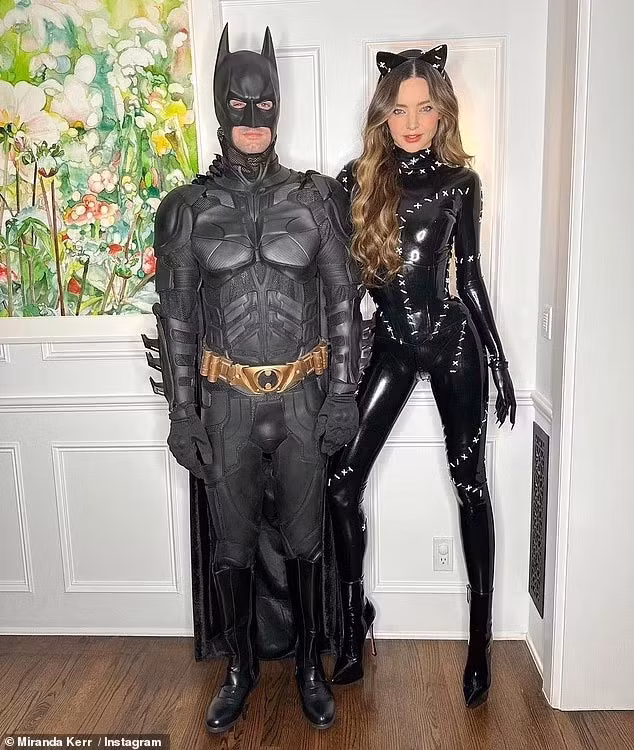 Siêu mẫu Miranda Kerr và chồng, Evan Spiegel, biến thành cặp đôi Miêu nữ và Người Dơi dịp Halloween. (Ảnh: Instagram)