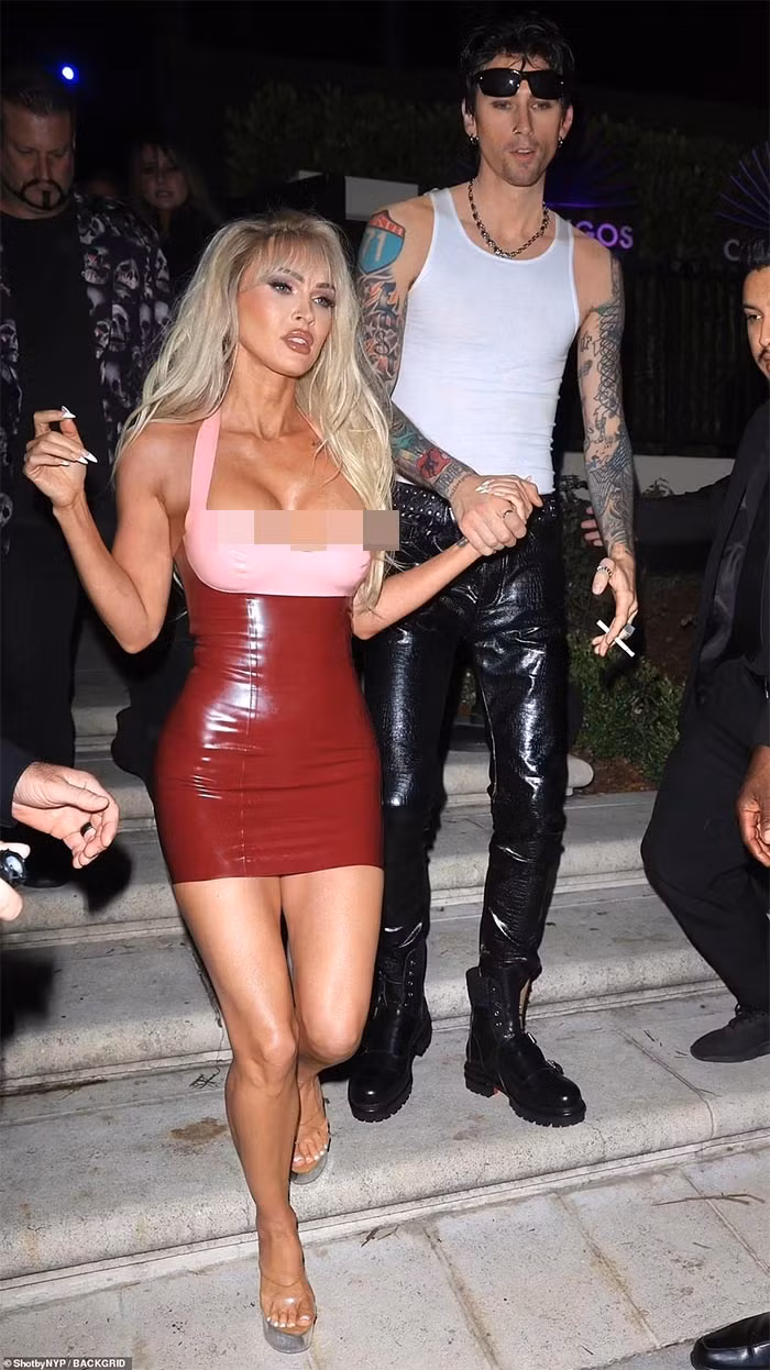 Megan Fox và hôn phu trẻ rapper Machine Gun Kelly hóa trang thành cặp đôi nổi tiếng những năm 90 - Pamela Anderson và Tommy Lee. (Ảnh: Backgrid)