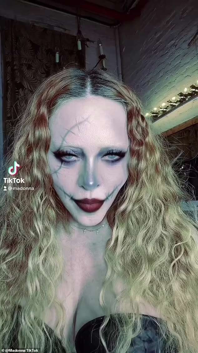 Sao Hollywood bien hoa ky quai trong le hoi Halloween