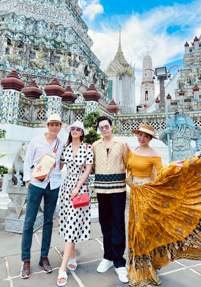 Sau ly hôn, Việt Anh cũng vướng không ít ồn ào quanh chuyện tình cảm. Tuy vậy, anh hiện vẫn tận hưởng cuộc sống độc thân, đi chơi tụ tập cùng hội bạn thân Vbiz gồm: Lã Thanh Huyền, Quỳnh Nga, MC Thanh Vân Hugo, MC Thái Dũng, Huyền Lizzie...