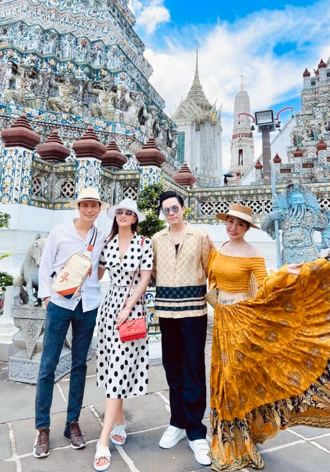 Sau ly hôn, Việt Anh cũng vướng không ít ồn ào quanh chuyện tình cảm. Tuy vậy, anh hiện vẫn tận hưởng cuộc sống độc thân, đi chơi tụ tập cùng hội bạn thân Vbiz gồm: Lã Thanh Huyền, Quỳnh Nga, MC Thanh Vân Hugo, MC Thái Dũng, Huyền Lizzie...