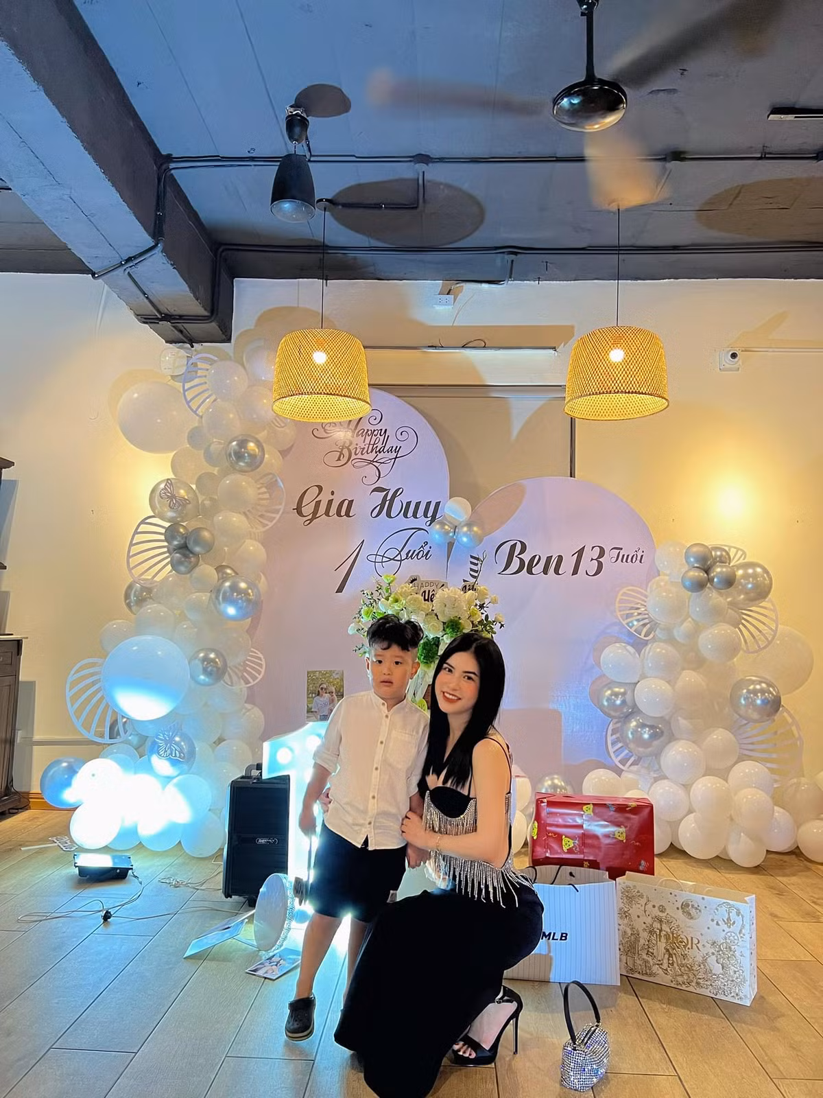 Thời điểm mới ly hôn với Việt Anh, Hương Trần bày tỏ sự mệt mỏi và khó khăn khi phải bươn chải kiếm tiền để nuôi Đậu Đậu.