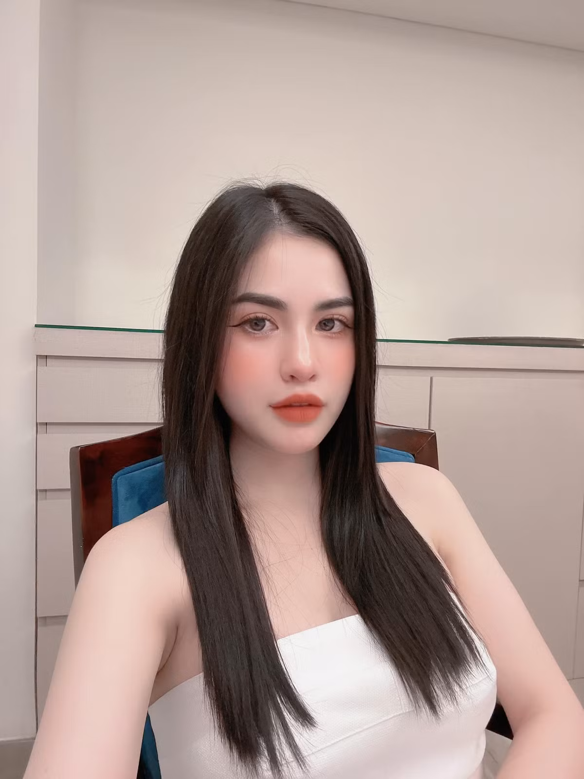 Về chuyện tình cảm, Hương Trần cũng vài lần vướng nghi vấn tình cảm. Tuy vậy, người đẹp Hà thành hiện vẫn độc thân và chăm thả thính trên mạng xã hội.