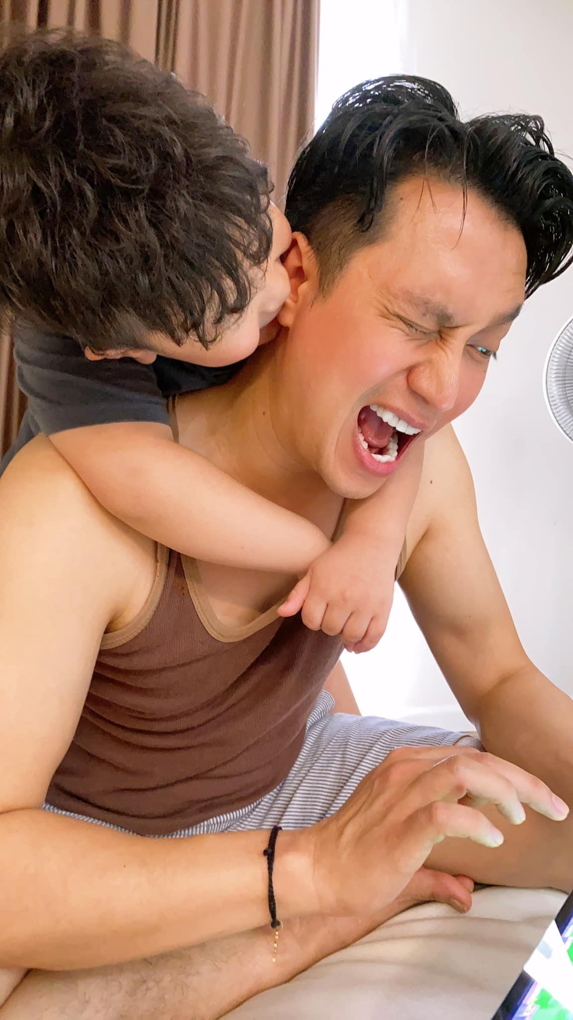 Thời gian đầu ly hôn, Việt Anh và vợ cũ từng gây xôn xao quanh chuyện tranh giành quyền nuôi con. Tuy vậy, nam diễn viên "Hành trình công lý" quyết định để vợ cũ nuôi con, khiến mối quan hệ của cả hai được cải thiện.