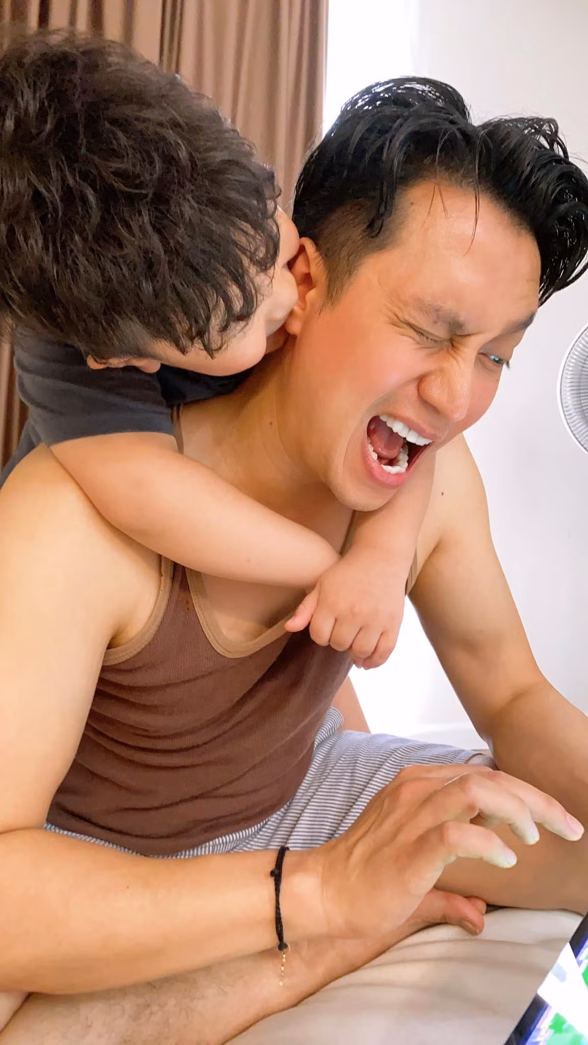 Thời gian đầu ly hôn, Việt Anh và vợ cũ từng gây xôn xao quanh chuyện tranh giành quyền nuôi con. Tuy vậy, nam diễn viên "Hành trình công lý" quyết định để vợ cũ nuôi con, khiến mối quan hệ của cả hai được cải thiện.