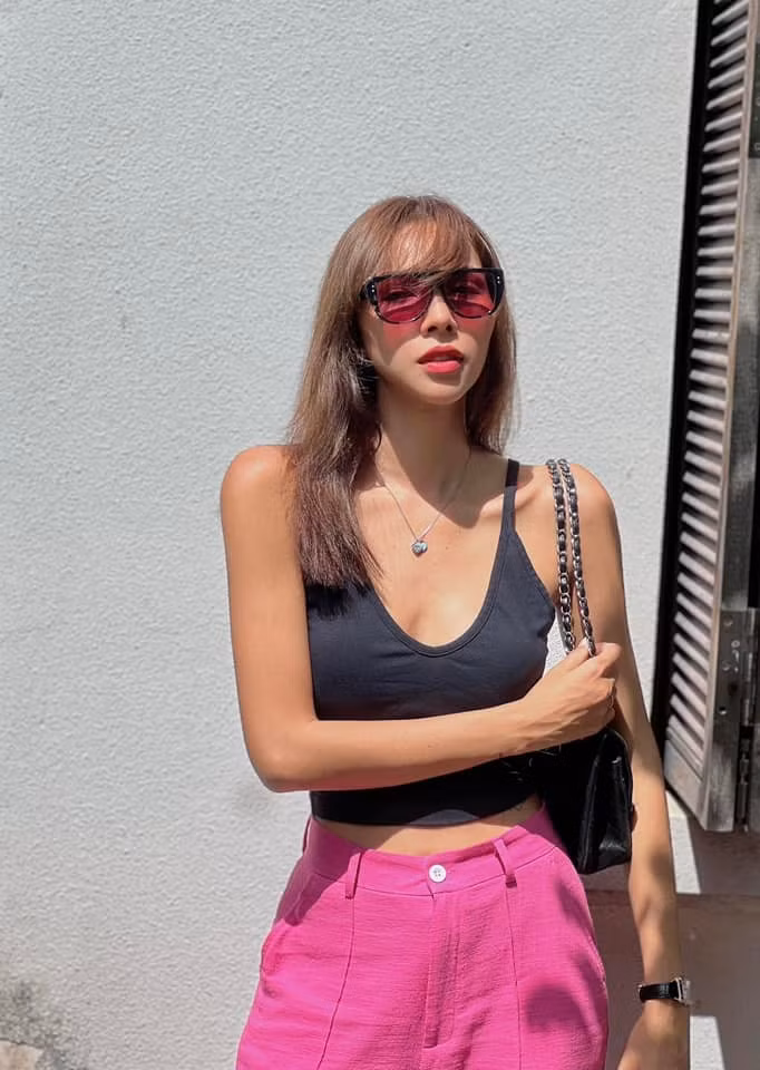 Vóc dáng nóng bỏng cùng đôi chân dài miên man, người đẹp sinh năm 1988 "cân" mọi trang phục.