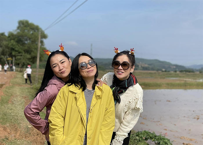 Nhóm tam ca này được biết đến khi đoạt giải nhất cuộc thi Tiếng hát phát thanh năm 1992 tại TPHCM, lúc ấy họ chưa có tên nhóm.