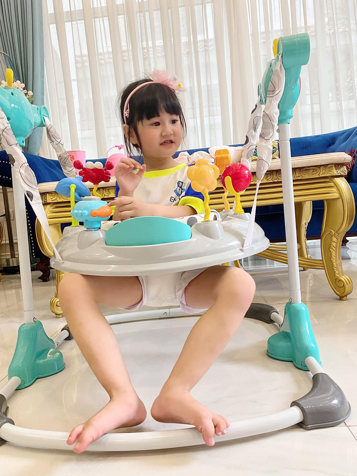 Nàng thơ thứ 2 Yuki được mẹ nhận xét là tinh nghịch nhất trong 3 chị em.