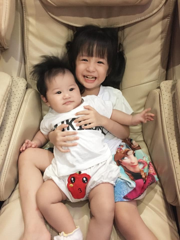 Hana nay đã lớn như thiếu nữ, ra dáng chị cả của hai em.