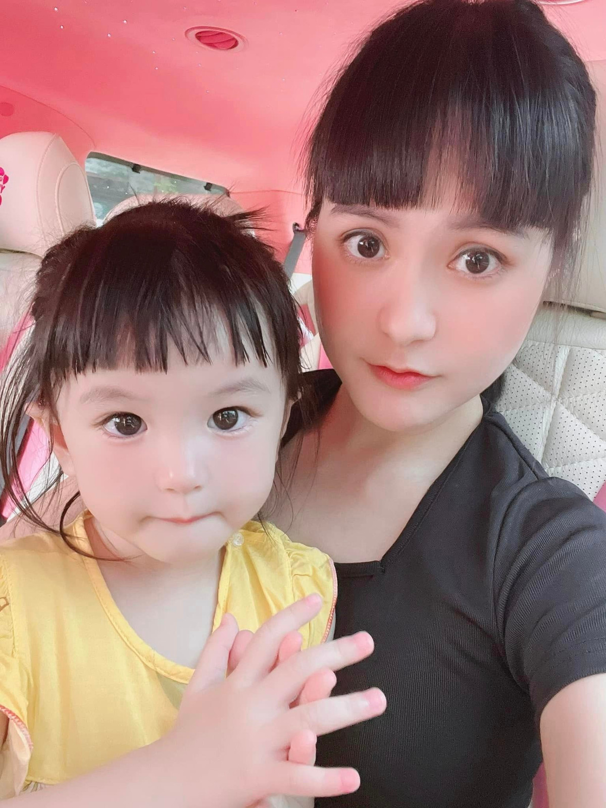 Gần đây, gia đình nhà nữ đại gia Vbiz gây chú ý khi tích cực lăng xê kiểu tóc mái ngố, vừa hài hước vừa đáng yêu.