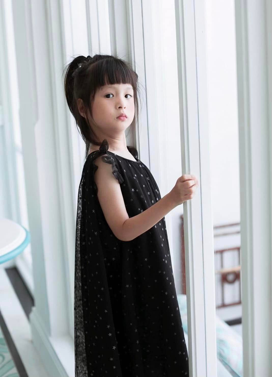 Hana - cô con gái lớn nhà Di Băng cũng từng được mẹ lăng xê mốt tóc này.