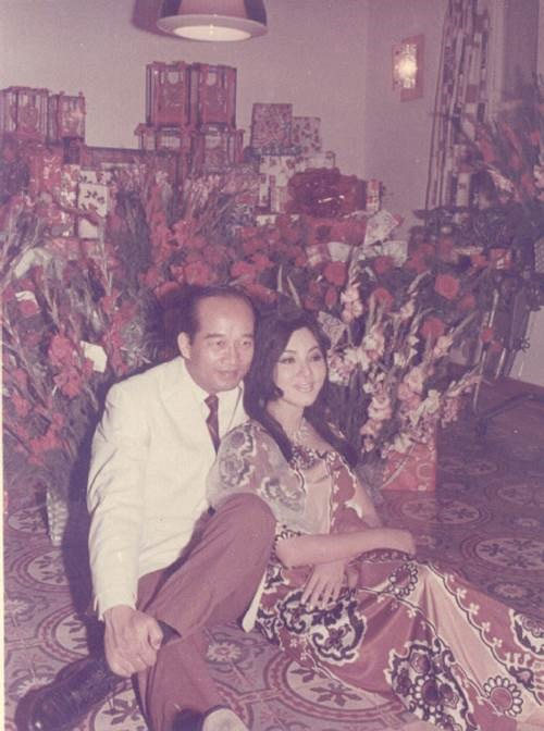 Thẩm Thúy Hằng từng đổ vỡ hôn nhân với người chồng hơn bà hai tuổi sau 5 năm chung sống. Năm 1970 bà lên xe hoa lần thứ hai với tiến sĩ kinh tế Nguyễn Xuân Oánh. Cặp đôi có với nhau 4 người con. (Ảnh: Lao Động)