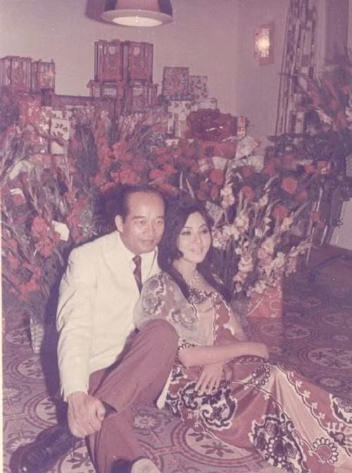 Thẩm Thúy Hằng từng đổ vỡ hôn nhân với người chồng hơn bà hai tuổi sau 5 năm chung sống. Năm 1970 bà lên xe hoa lần thứ hai với tiến sĩ kinh tế Nguyễn Xuân Oánh. Cặp đôi có với nhau 4 người con. (Ảnh: Lao Động)