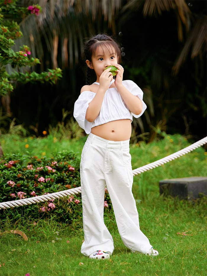 Cô bé được mẹ chăm chút cho từ trang phục tới kiểu tóc nên trông lúc nào cũng xinh xắn, điệu đà.