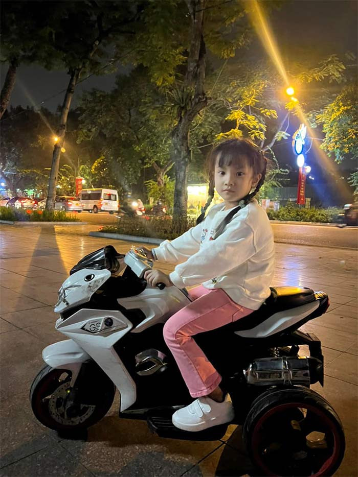 Boorin có khuôn mặt y hệt bố nhưng vóc dáng lại cao ráo, đặc biệt là đôi chân dài giống mẹ.