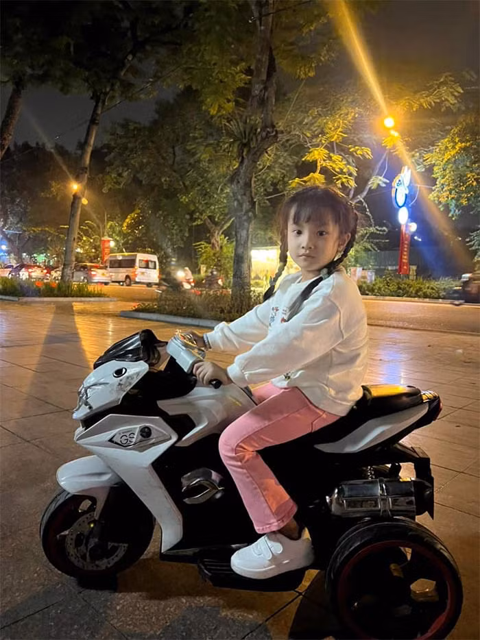 Boorin có khuôn mặt y hệt bố nhưng vóc dáng lại cao ráo, đặc biệt là đôi chân dài giống mẹ.