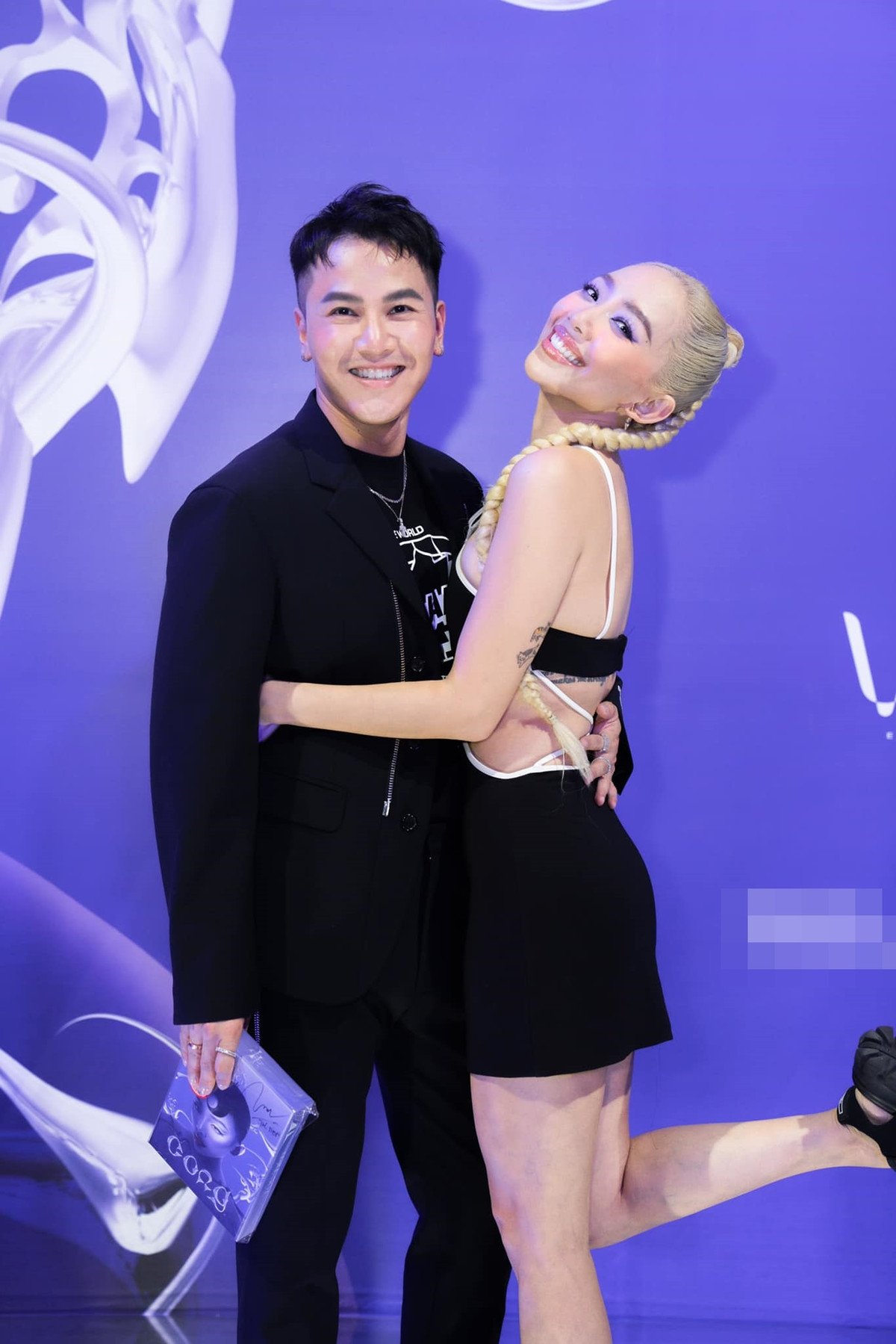 Mái tóc bạch kim mang lại cho nữ ca sĩ vẻ đẹp sành điệu và thời thượng.