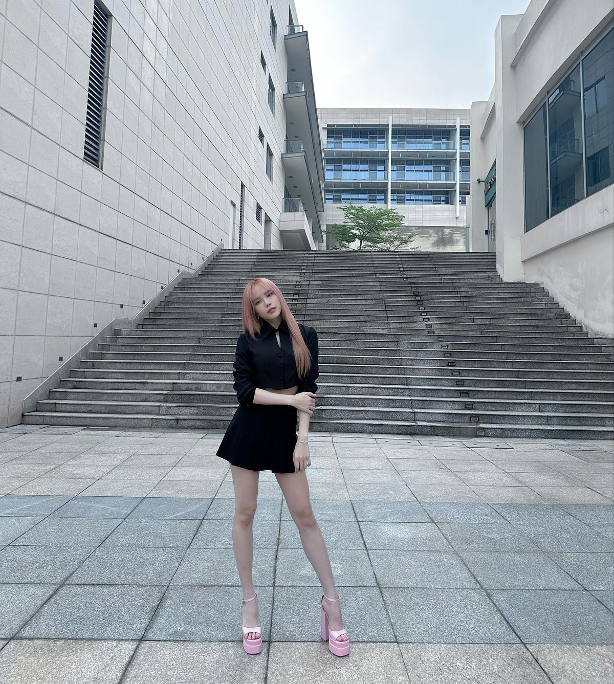 Mỹ nhân họ Thiều từng khiến fan thích thú khi khoe thành tích nhuộm "full" bảng màu tại salon.