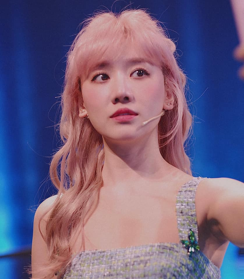 Mặc dù lộ rõ mái tóc khô, xơ, "xuống cấp", thế nhưng nữ ca sĩ vẫn liên tục đổi màu tóc để trông tươi tắn và trẻ trung hơn.