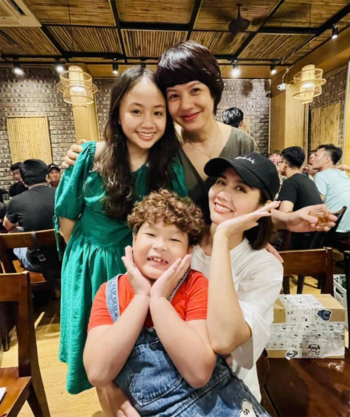 Tân Giám đốc VFC thường xuyên đăng ảnh check-in cùng các đoàn phim. Trong ảnh Diễm Quỳnh chụp với Huyền Lizzie và 2 diễn viên nhí của đoàn phim "Thương ngày nắng về".