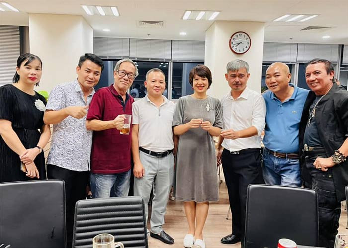 Diễm Quỳnh chụp ảnh chung với đoàn làm phim "Đấu trí".