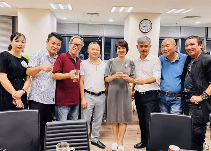 Diễm Quỳnh chụp ảnh chung với đoàn làm phim "Đấu trí".