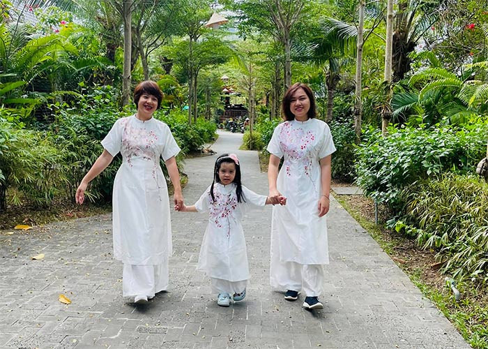 Ba mẹ con Diễm Quỳnh tươi tắn mặc áo dài trong dịp năm mới.