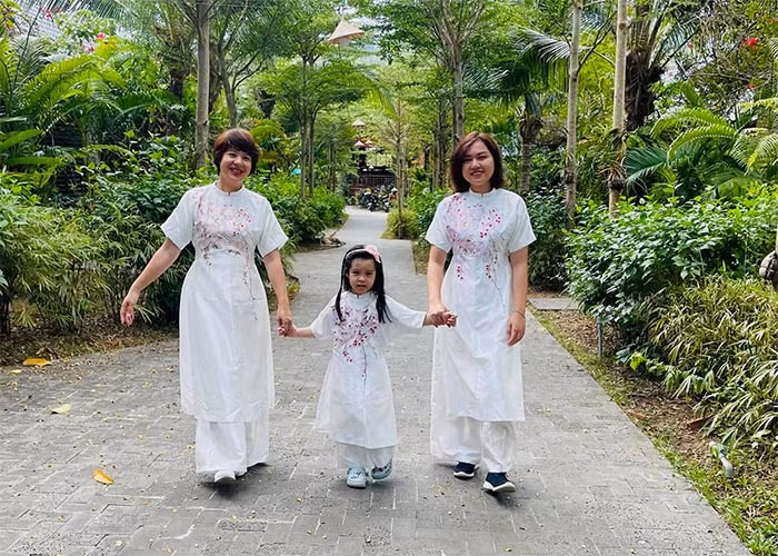 Ba mẹ con Diễm Quỳnh tươi tắn mặc áo dài trong dịp năm mới.