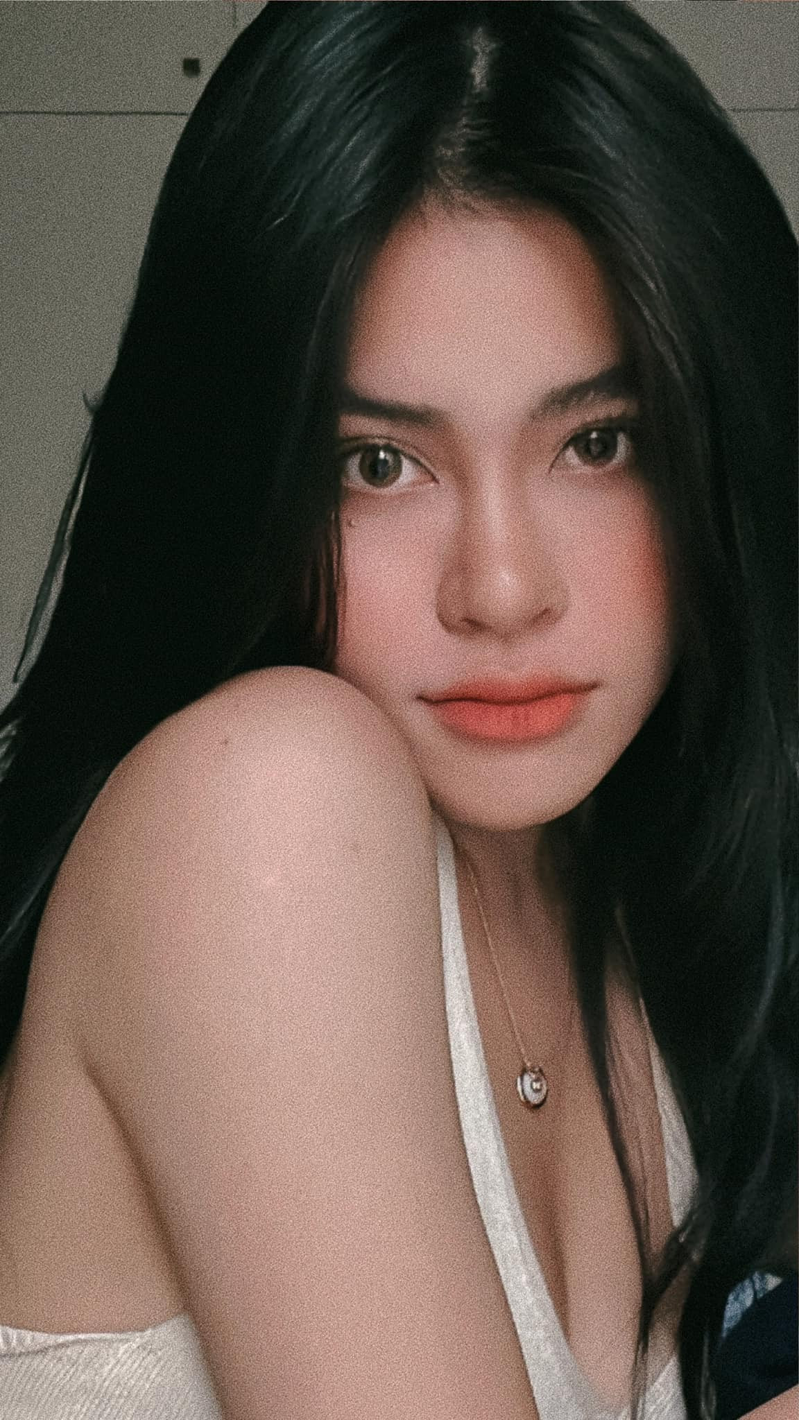 Có tố chất nghệ thuật là thế nhưng Gia Hân lại khá rụt rè khi thể hiện bản thân. Gia Hân cũng từng áp lực vì là con gái Kim Tử Long.