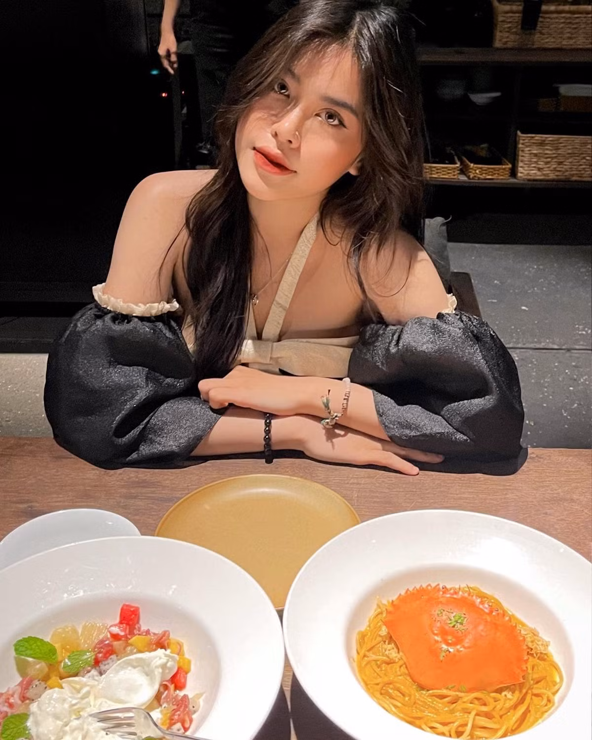 Con gái 20 tuổi của "ông hoàng cải lương" sở hữu phong cách thời trang cá tính nhưng cũng không kém phần gợi cảm.