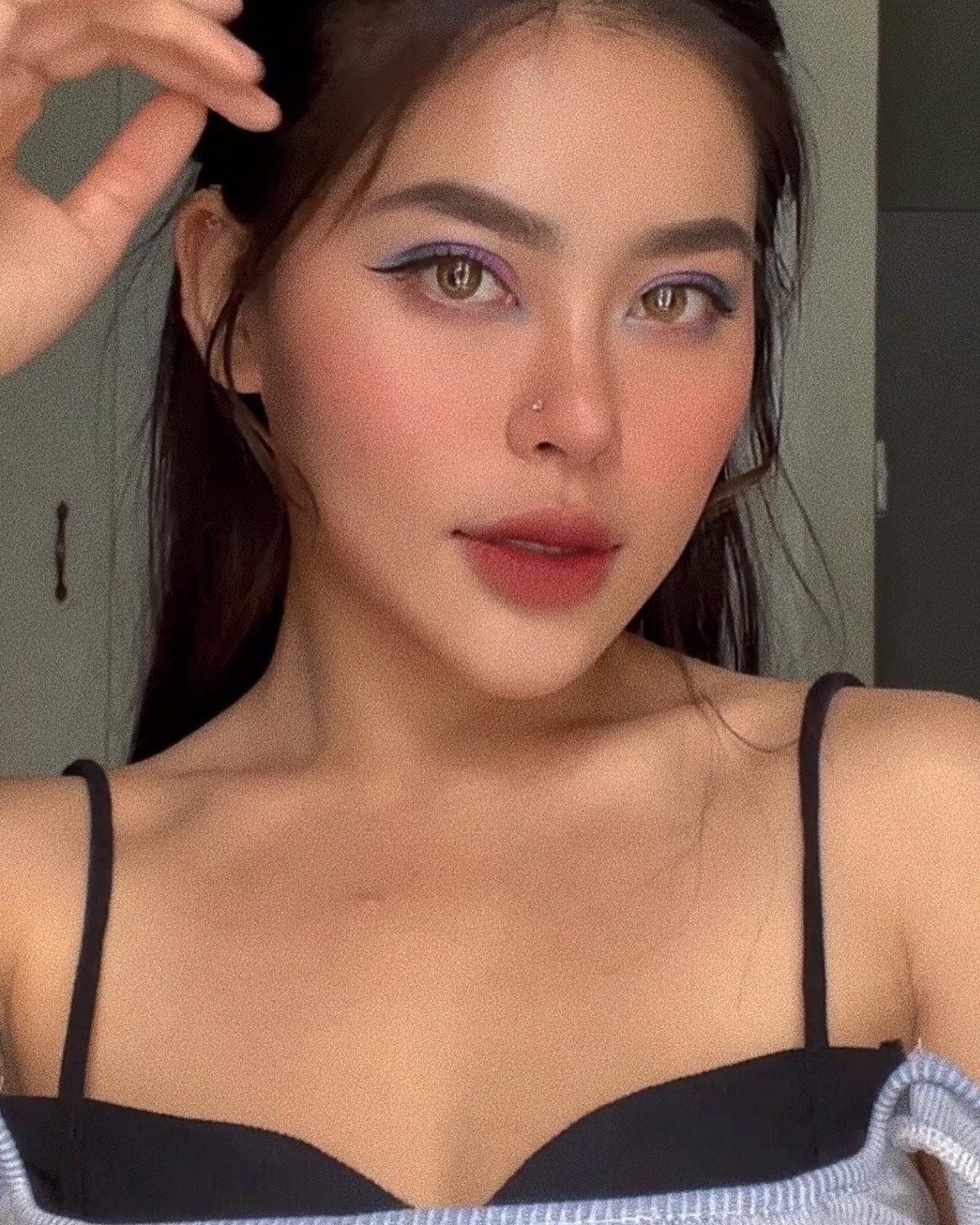 Am hiểu trong lĩnh vực làm đẹp và chăm sóc sức khỏe nên mỹ nhân sinh năm 2002 biết cách trang điểm cho gương mặt thêm cuốn hút và mang nét lai Tây phóng khoáng.