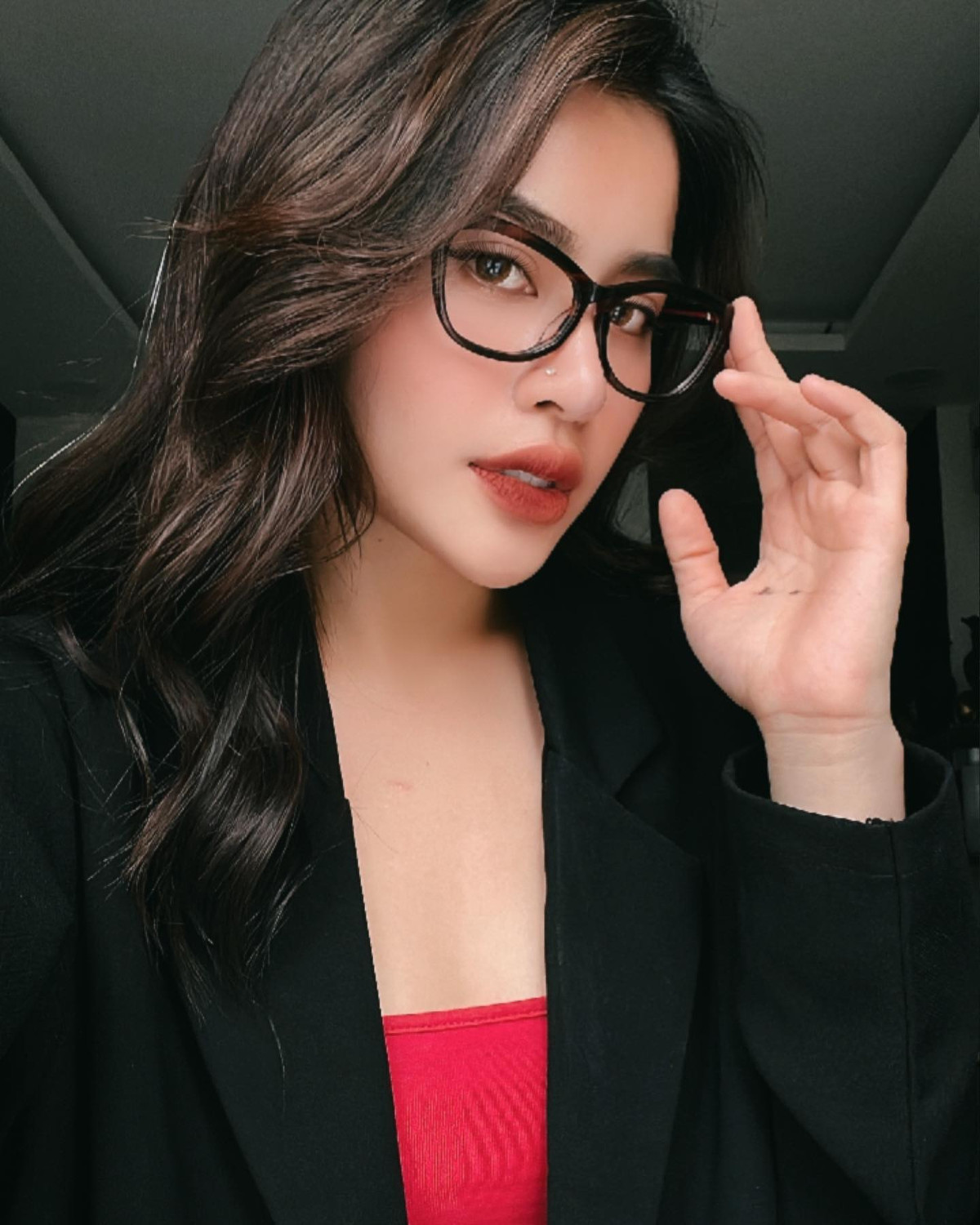 Dù sở hữu chiều cao khiêm tốn 1,54m nhưng con gái của Kim Tử Long và vợ hai lại sở hữu 3 vòng nóng bỏng hút mắt.